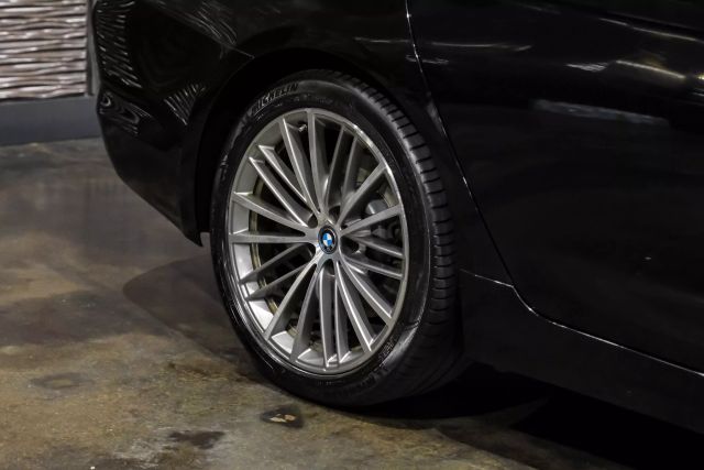 2018 BMW 5-Series 530e xDrive iPerformance Sedan photo