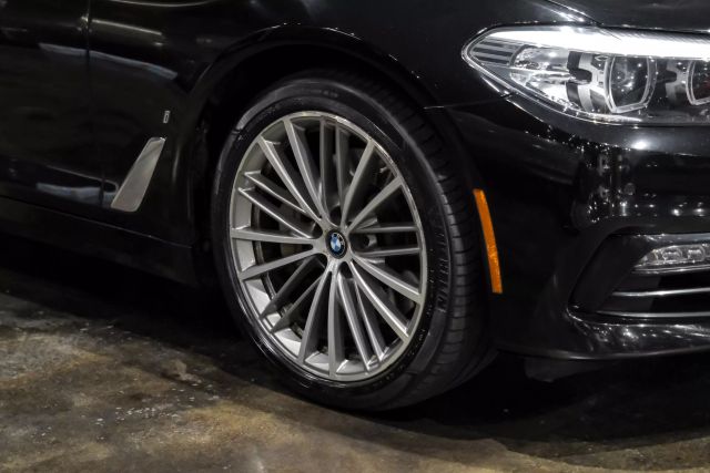 2018 BMW 5-Series 530e xDrive iPerformance Sedan photo