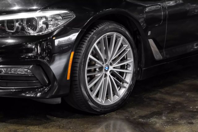 2018 BMW 5-Series 530e xDrive iPerformance Sedan photo