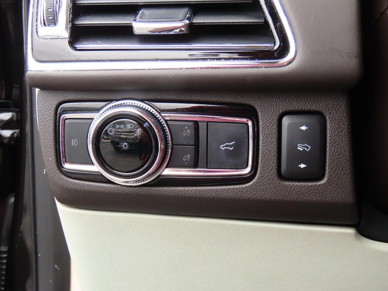 used 2020 Lincoln Navigator car, priced at $41,999