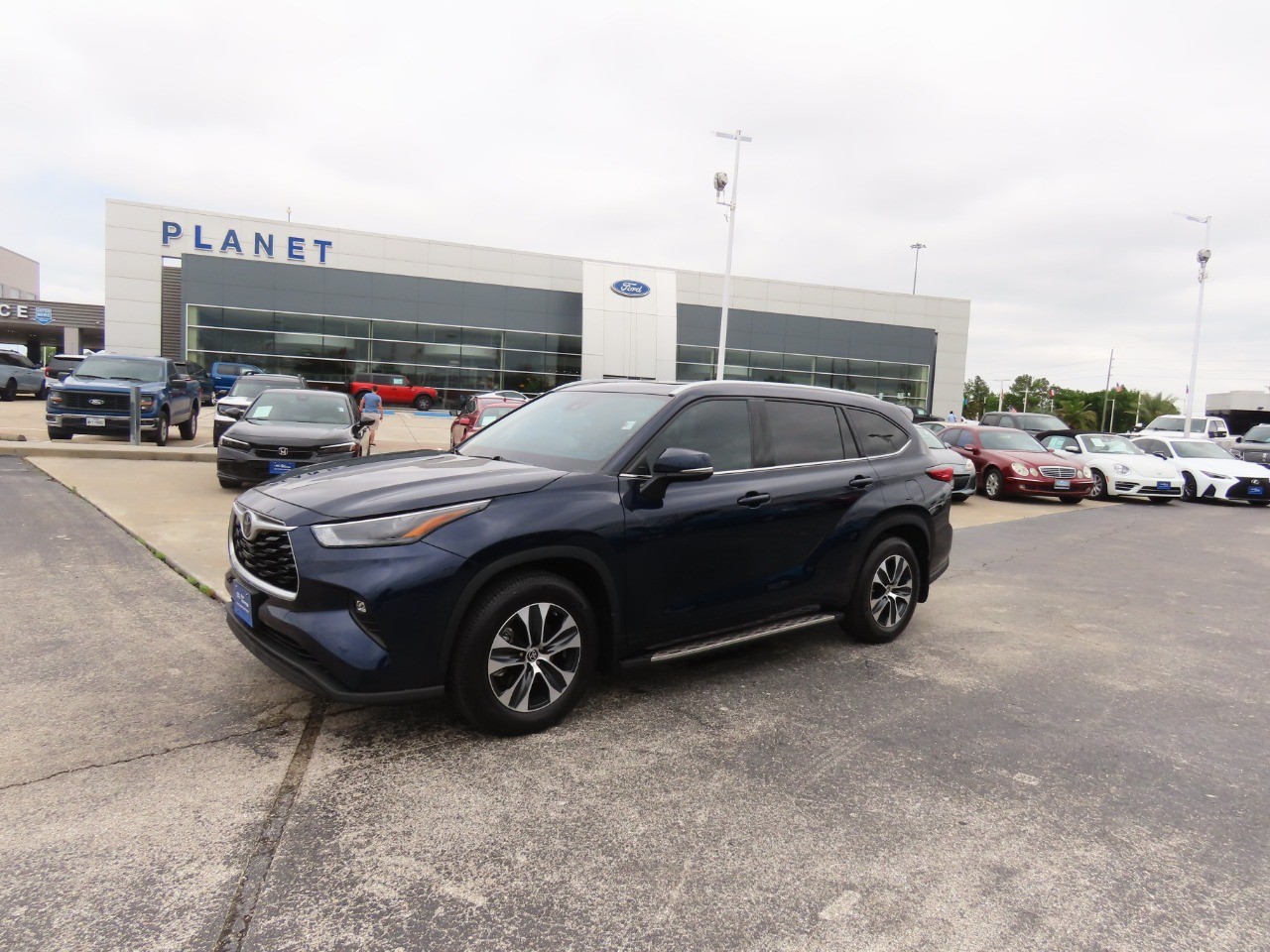 used 2022 Toyota Highlander car, priced at $37,999