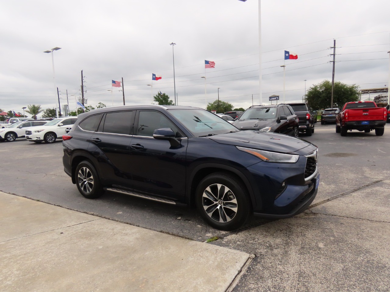 used 2022 Toyota Highlander car, priced at $37,999