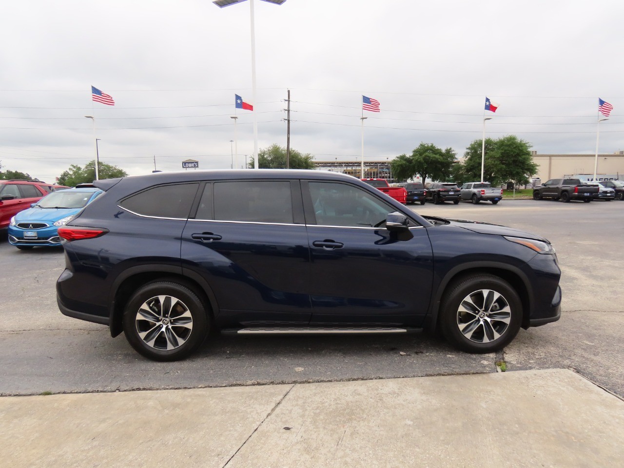 used 2022 Toyota Highlander car, priced at $37,999