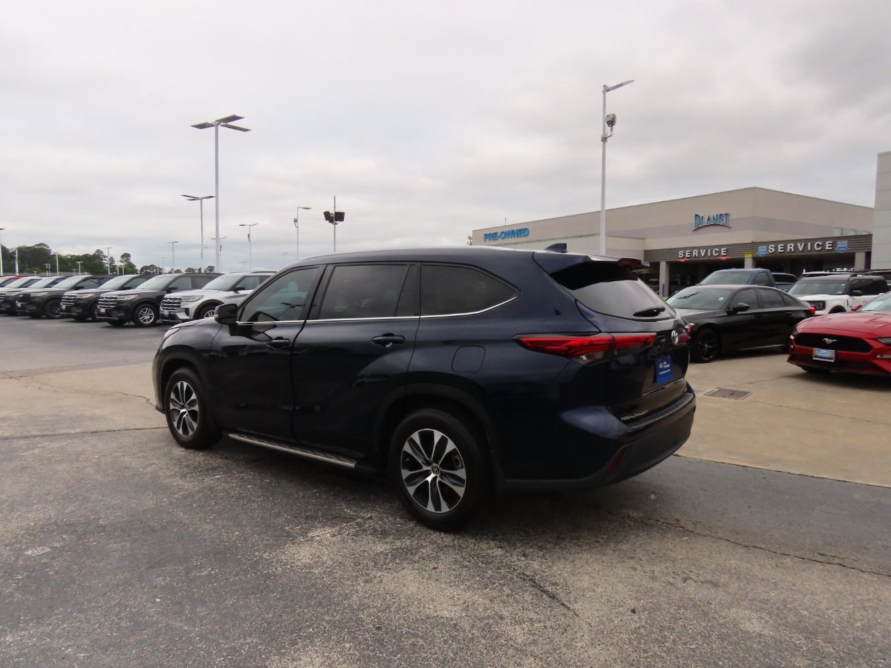 used 2022 Toyota Highlander car, priced at $37,999