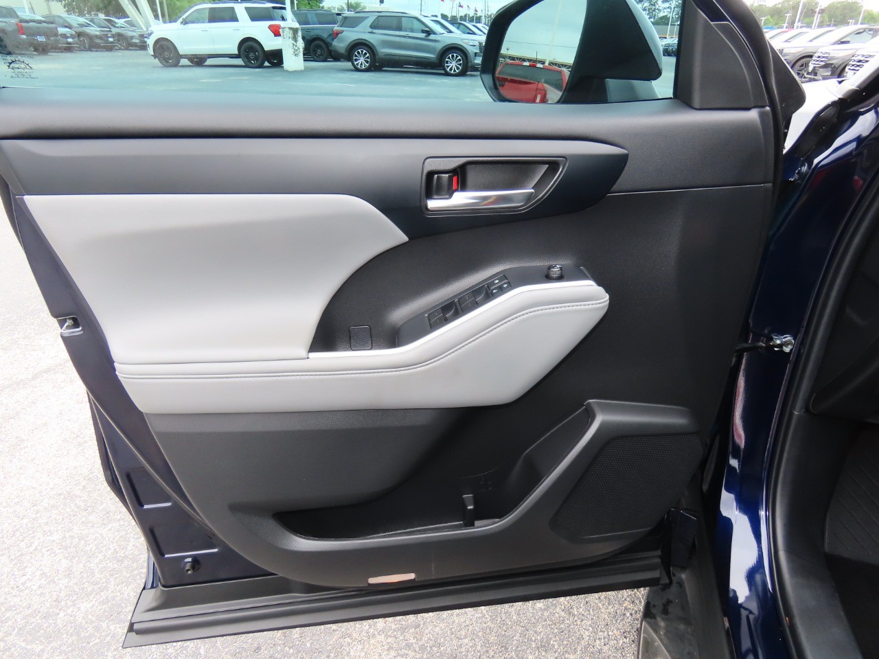 used 2022 Toyota Highlander car, priced at $37,999