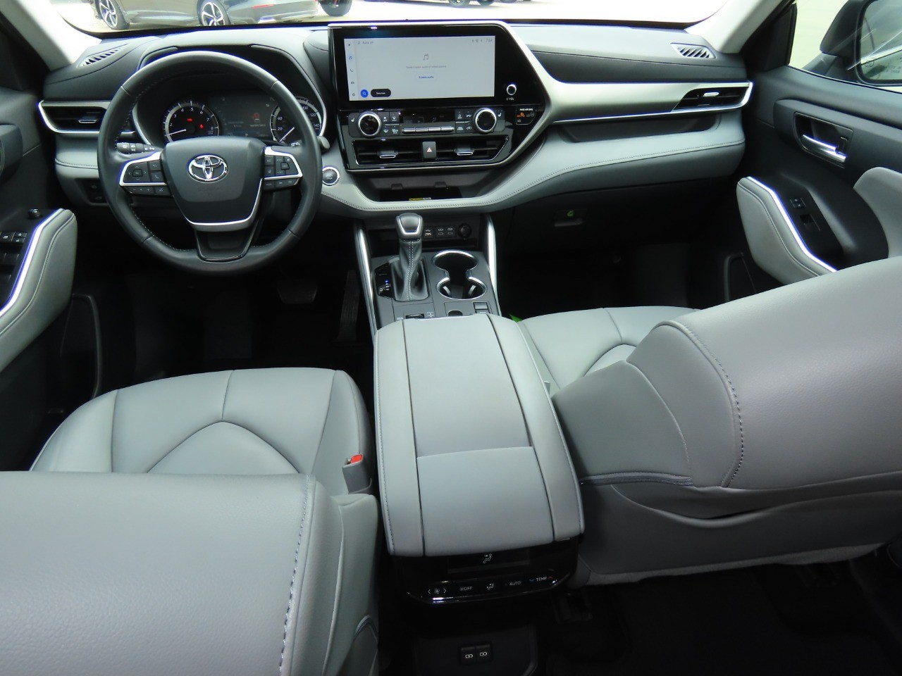 used 2023 Toyota Highlander car, priced at $38,999