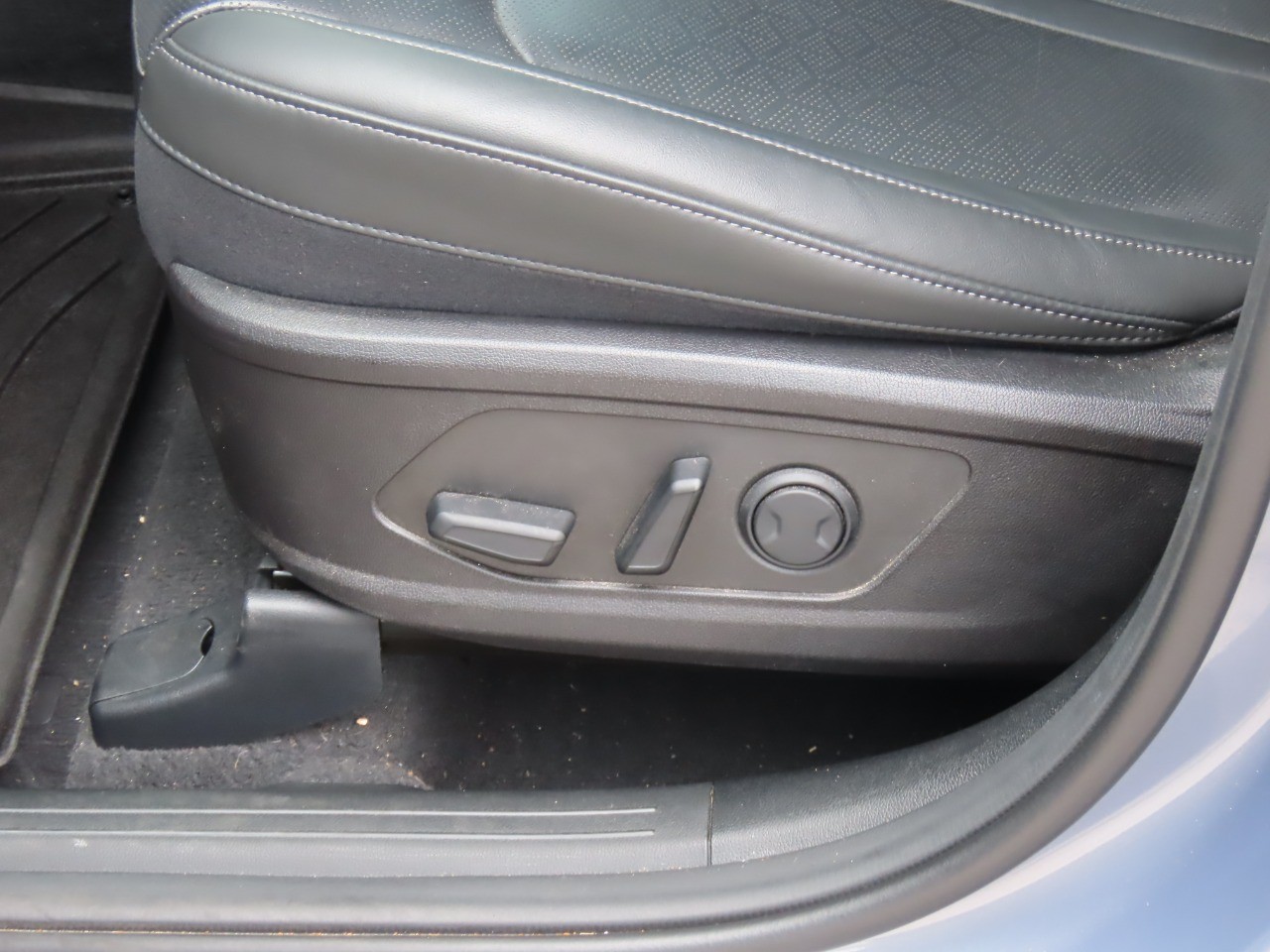 used 2023 Kia Sorento car, priced at $33,999