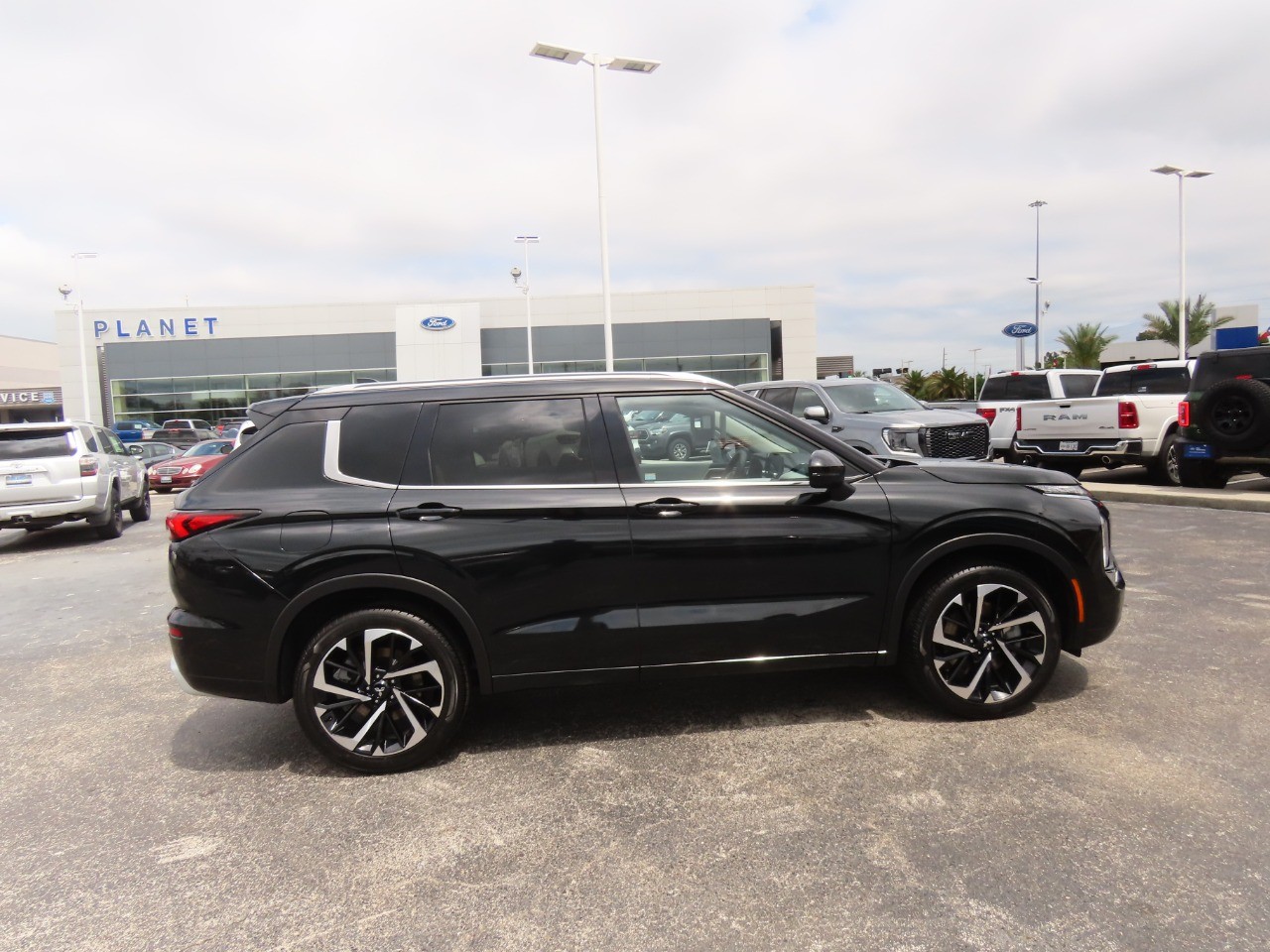 used 2024 Mitsubishi Outlander car, priced at $32,999