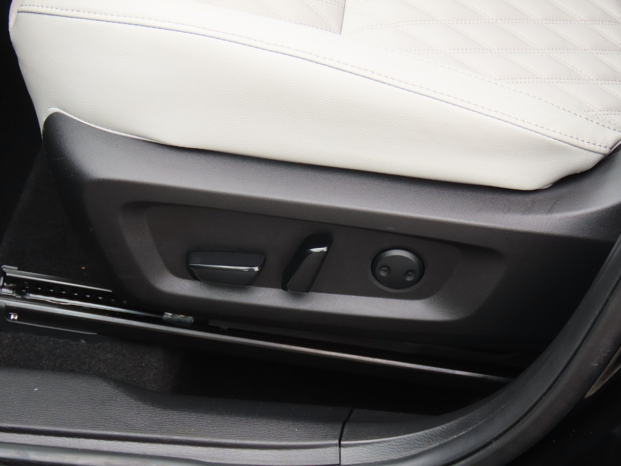 used 2024 Mitsubishi Outlander car, priced at $32,999